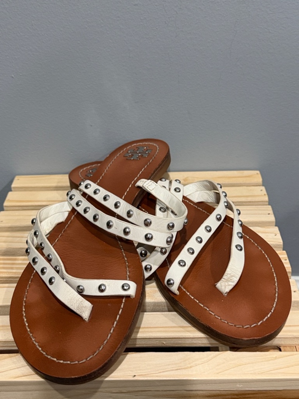Tory Burch White Studded Leather Thong Sandals Size 8/8.5 - Picture 3 of 13